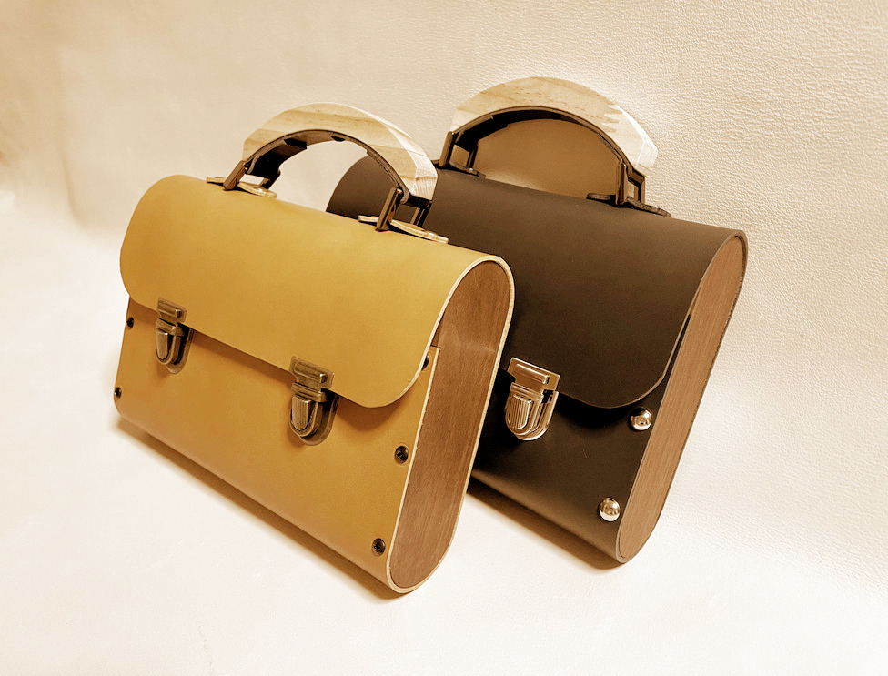 木と革を組み合わせた代表作品